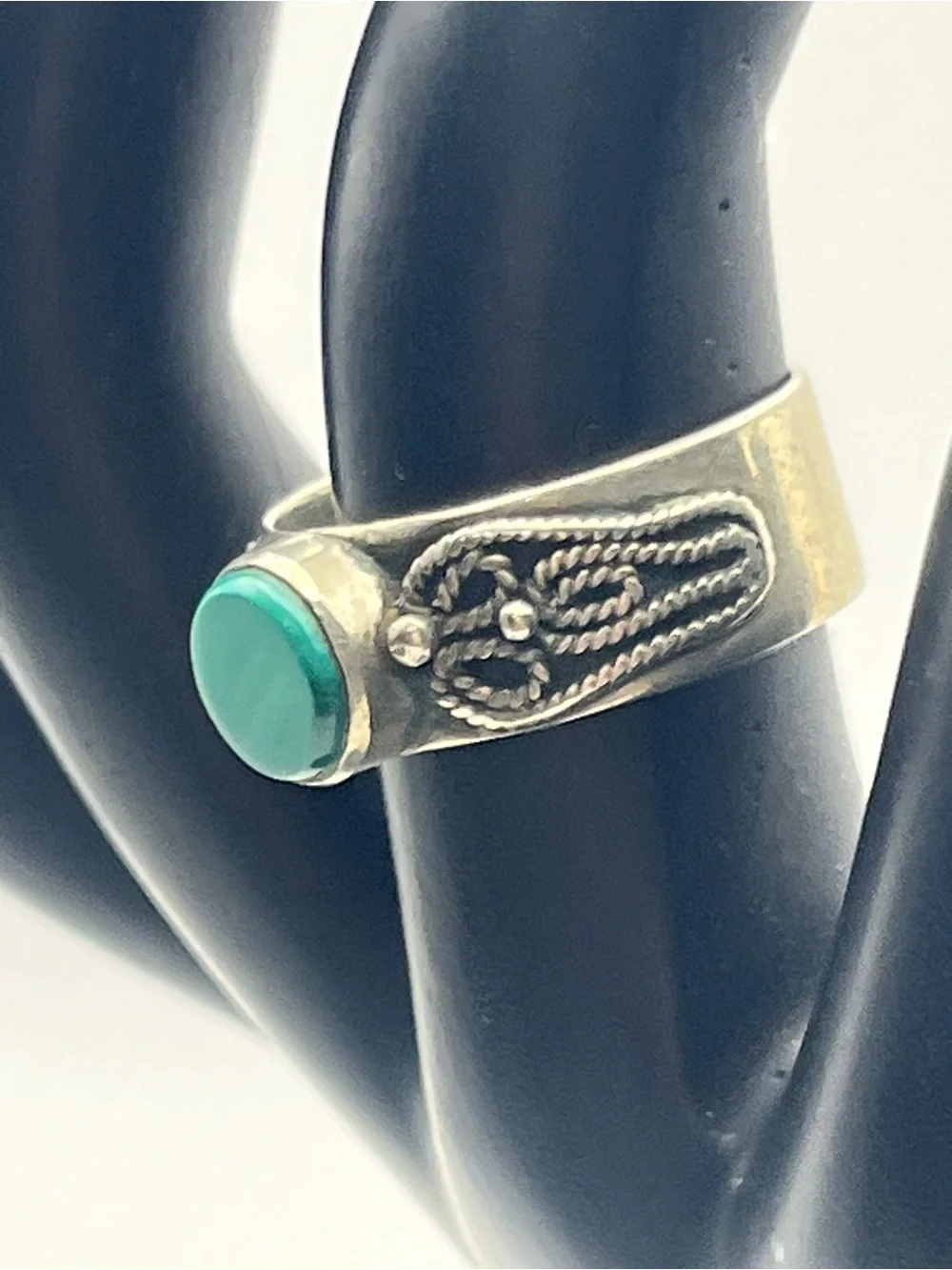 Boho Silver tone ornate rope twist design wide band ring size 7 green stone